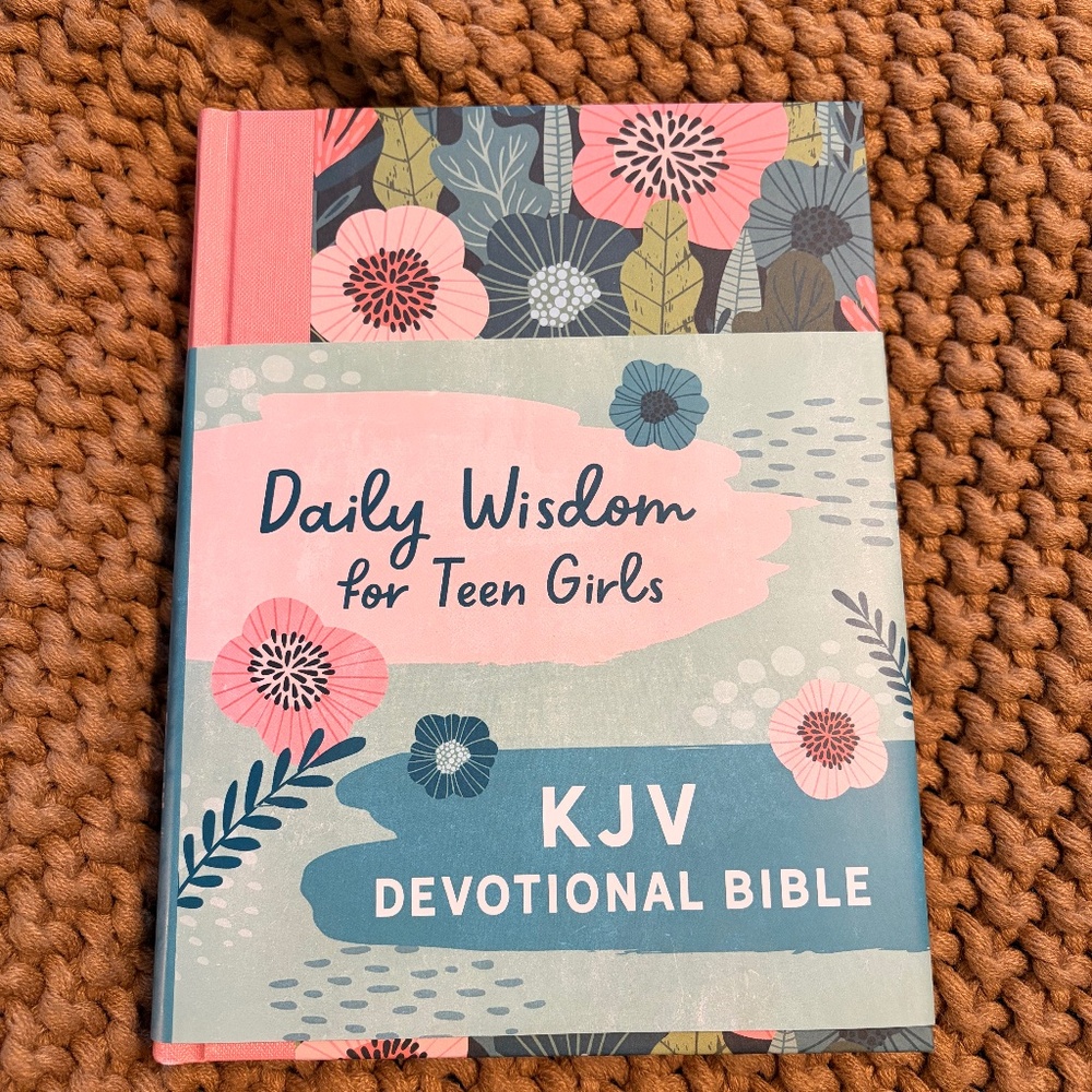 Daily Wisdom for Teen Girls KJV Devotional Bible (New/Unused)